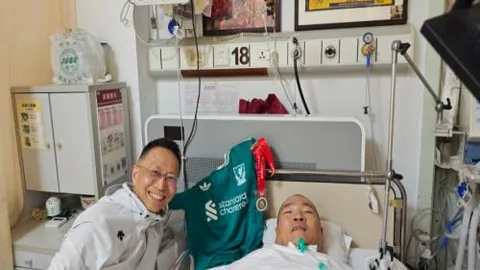 库里携手见证传奇父亲黄蜂球衣退役：共赴感人瞬间，NBA直播不容错过！